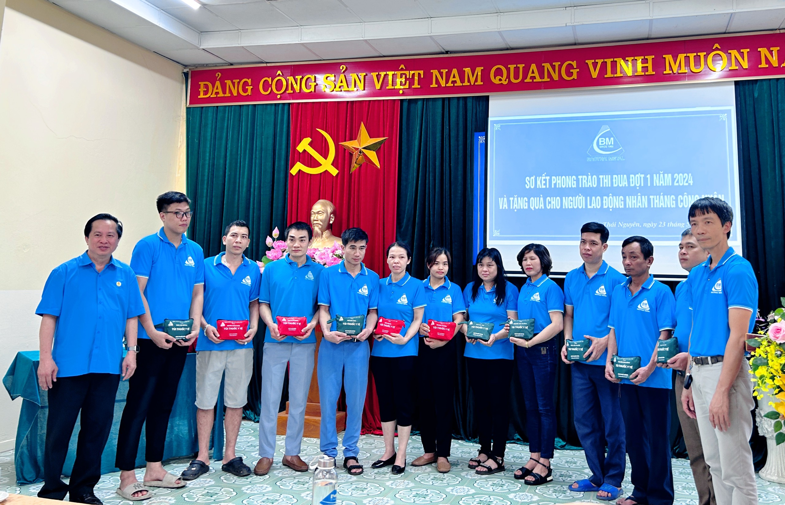 Ban Lãnh đạo Công ty CP Kim khí và đại diện Công đoàn Việt Nam trao tặng túi thuốc cho CBCNV